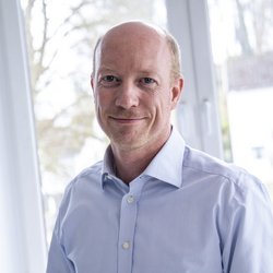 lächelnder Mann im weißen Hemd