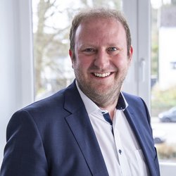 lächelnder Mann im Anzug