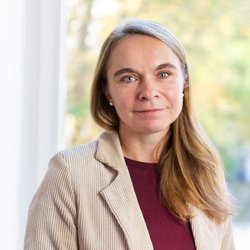 blonde Frau mit blauen Augen