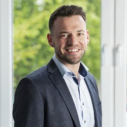 lächelnder Mann im schwarzen Anzug