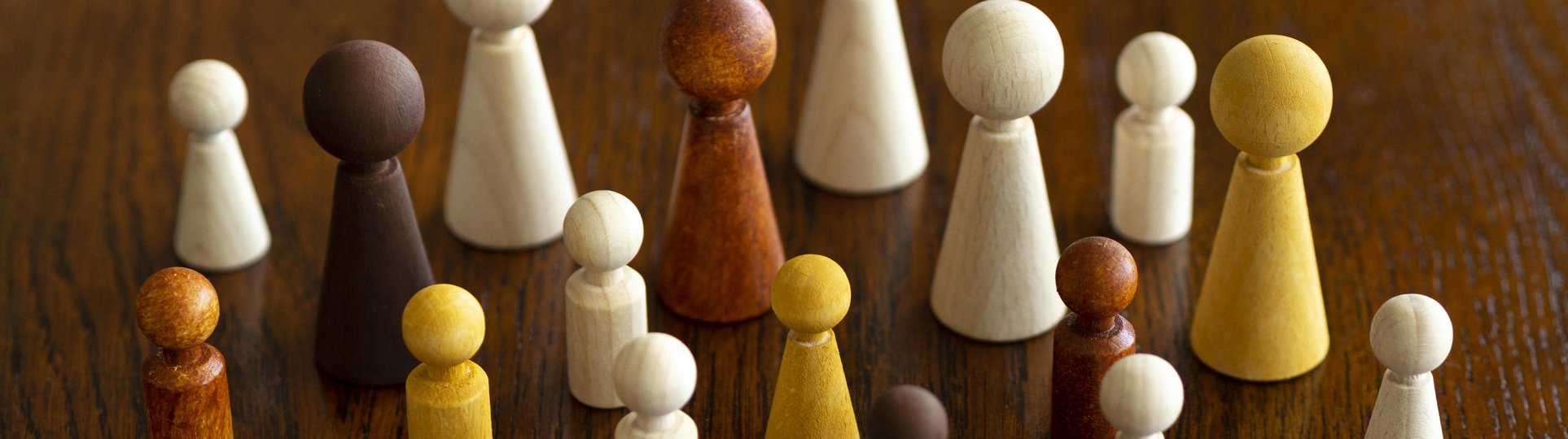 Holzfiguren auf Holztisch