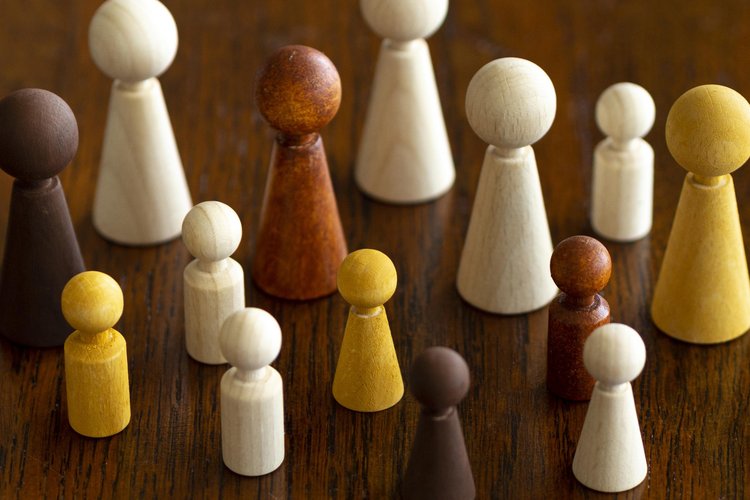 Holzfiguren auf Holztisch