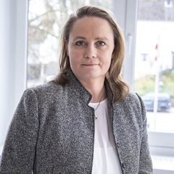 blonde Frau in grauem Blaser