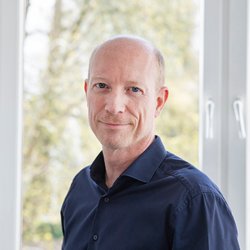 lächelnder Mann im weißen Hemd