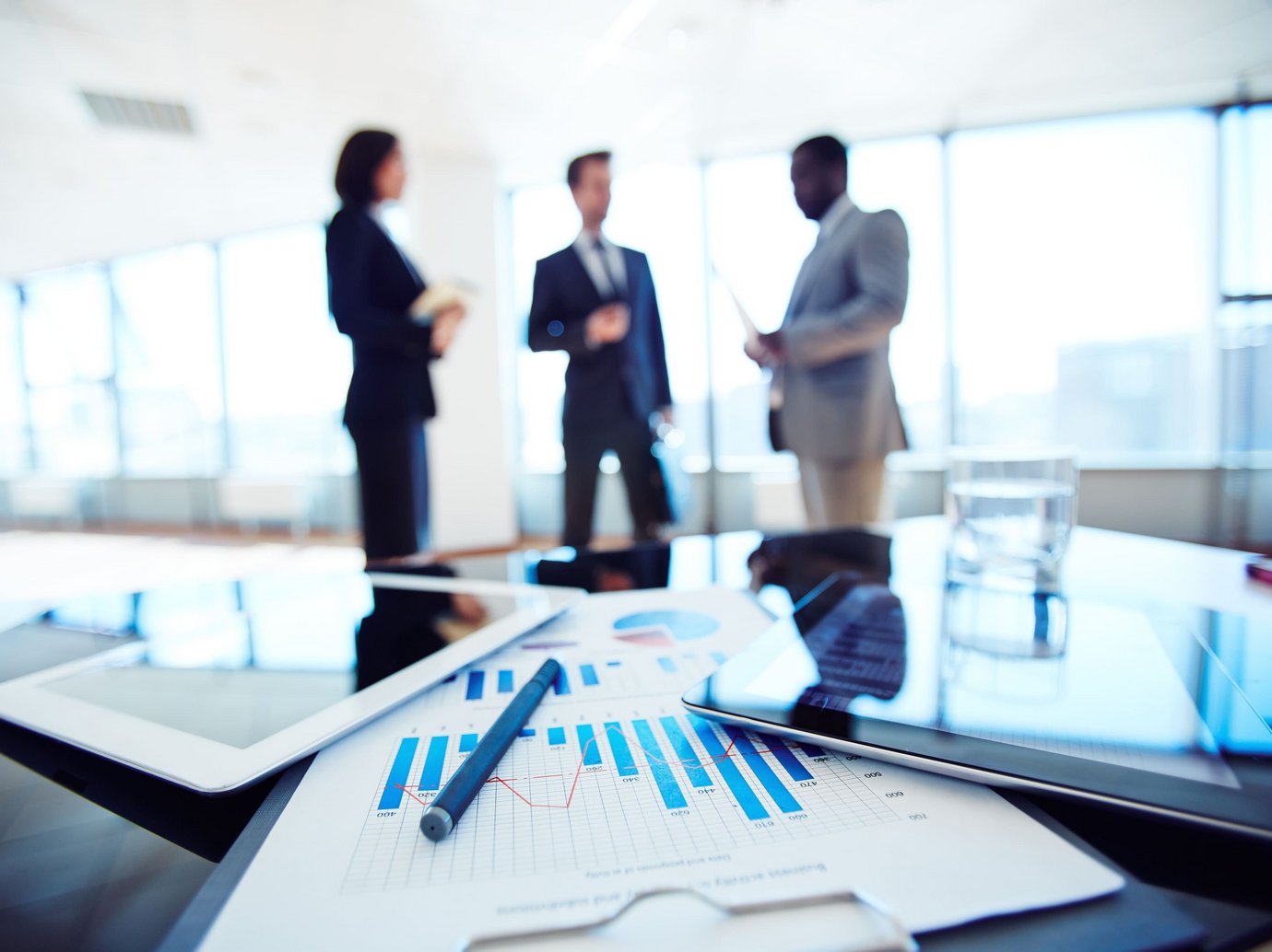 Zwischenablage mit Arbeitenden im Hintergrund