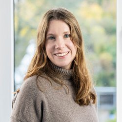 lächelnde Frau langhaarige Frau im braunen Pullower