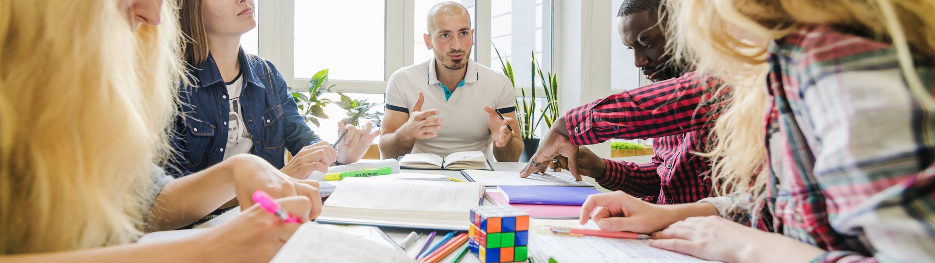 Stundenten, die an einem Projekt arbeiten